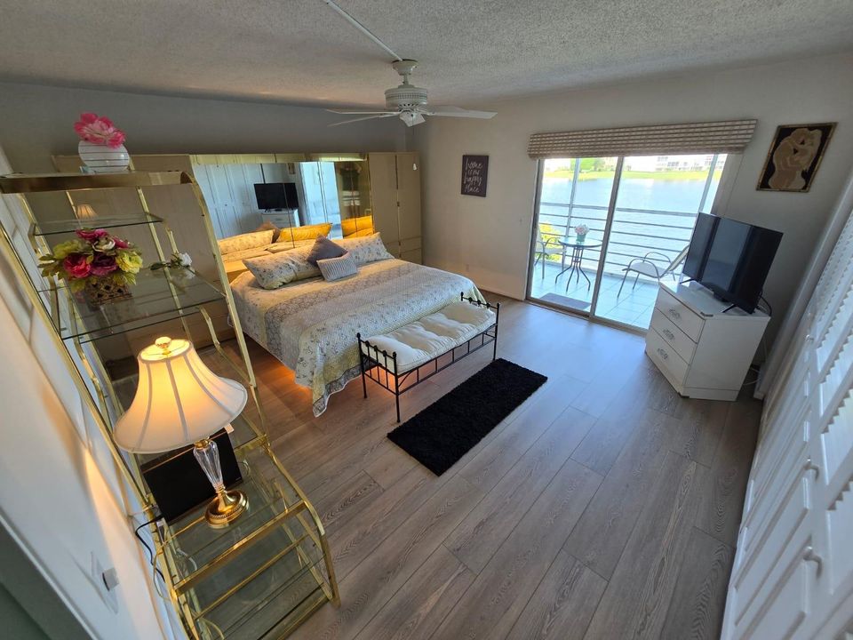 合同活跃: $2,700 (1 贝兹, 1 浴室, 738 平方英尺)