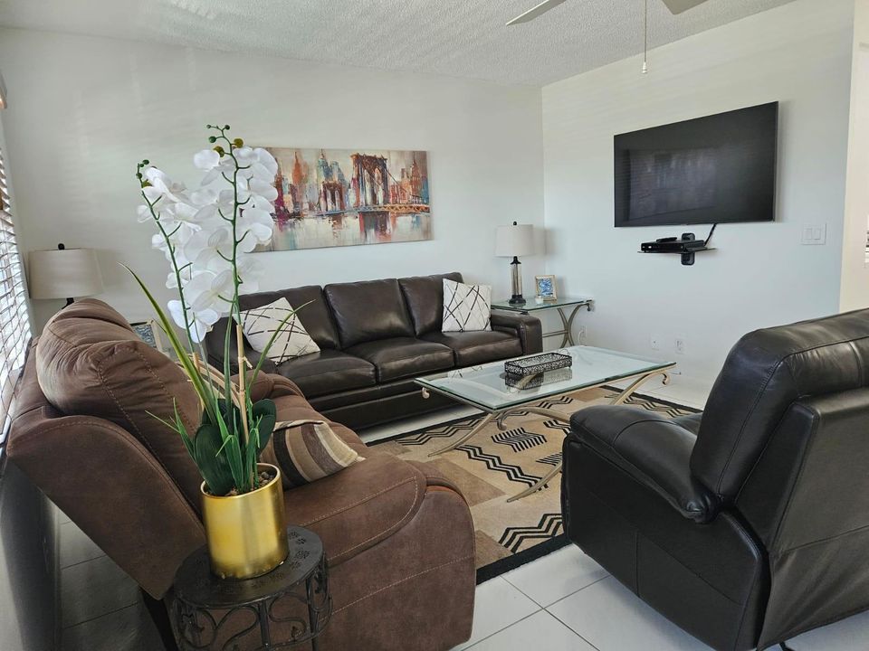 合同活跃: $2,700 (1 贝兹, 1 浴室, 738 平方英尺)