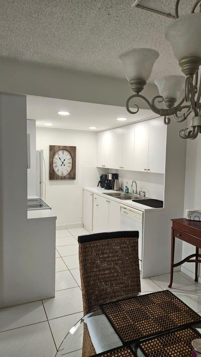 合同活跃: $2,700 (1 贝兹, 1 浴室, 738 平方英尺)