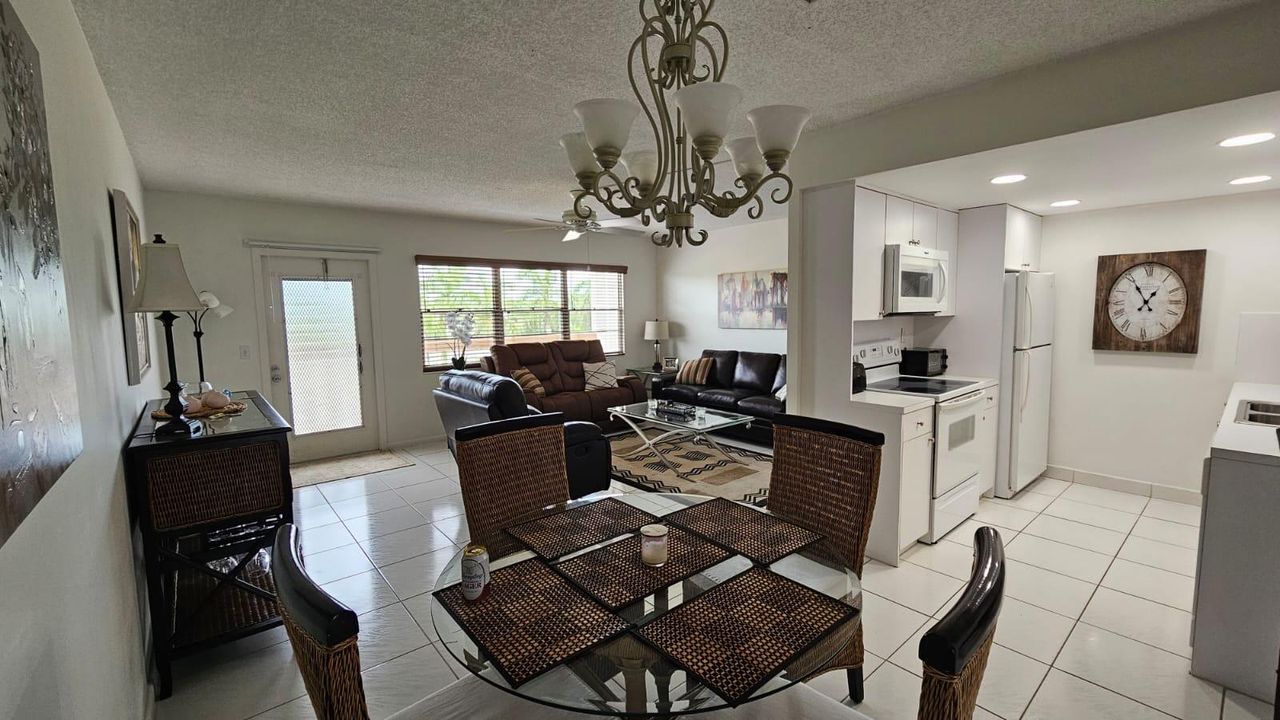 合同活跃: $2,700 (1 贝兹, 1 浴室, 738 平方英尺)