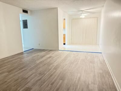 合同活跃: $1,250 (1 贝兹, 1 浴室, 888 平方英尺)