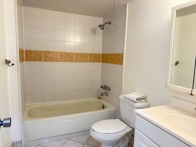 合同活跃: $1,250 (1 贝兹, 1 浴室, 888 平方英尺)