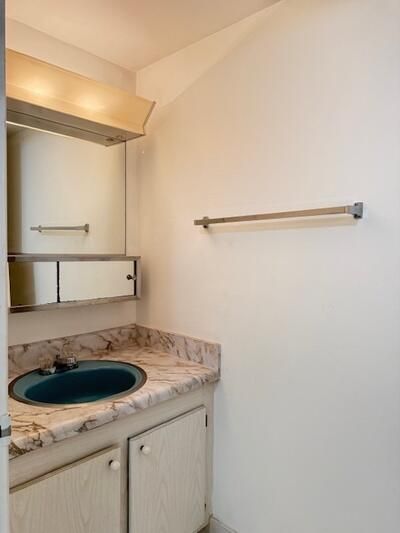 合同活跃: $1,250 (1 贝兹, 1 浴室, 888 平方英尺)