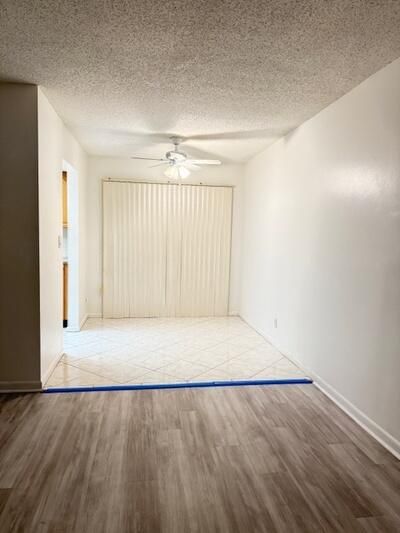 合同活跃: $1,250 (1 贝兹, 1 浴室, 888 平方英尺)