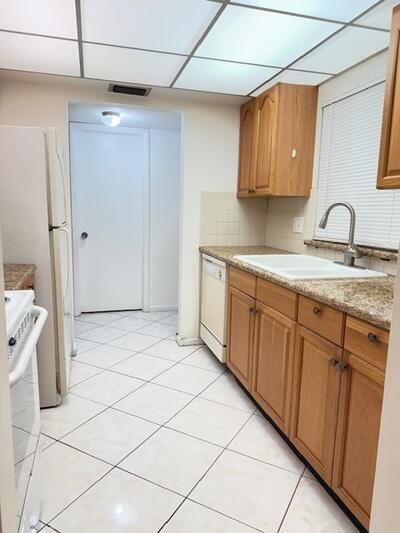 合同活跃: $1,250 (1 贝兹, 1 浴室, 888 平方英尺)