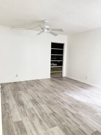 合同活跃: $1,250 (1 贝兹, 1 浴室, 888 平方英尺)