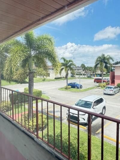 合同活跃: $1,250 (1 贝兹, 1 浴室, 888 平方英尺)