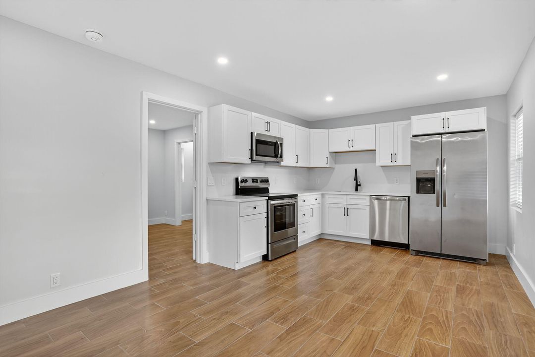 Active With Contract: $1,800 (1 beds, 1 baths, 500 Square Feet)