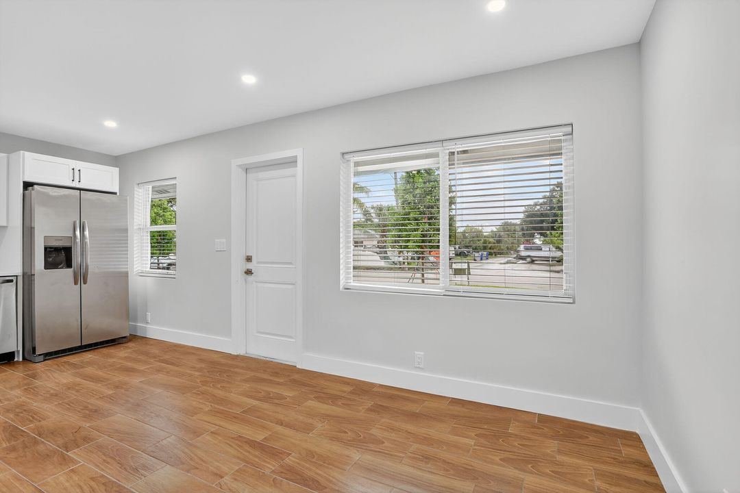 Active With Contract: $1,800 (1 beds, 1 baths, 500 Square Feet)