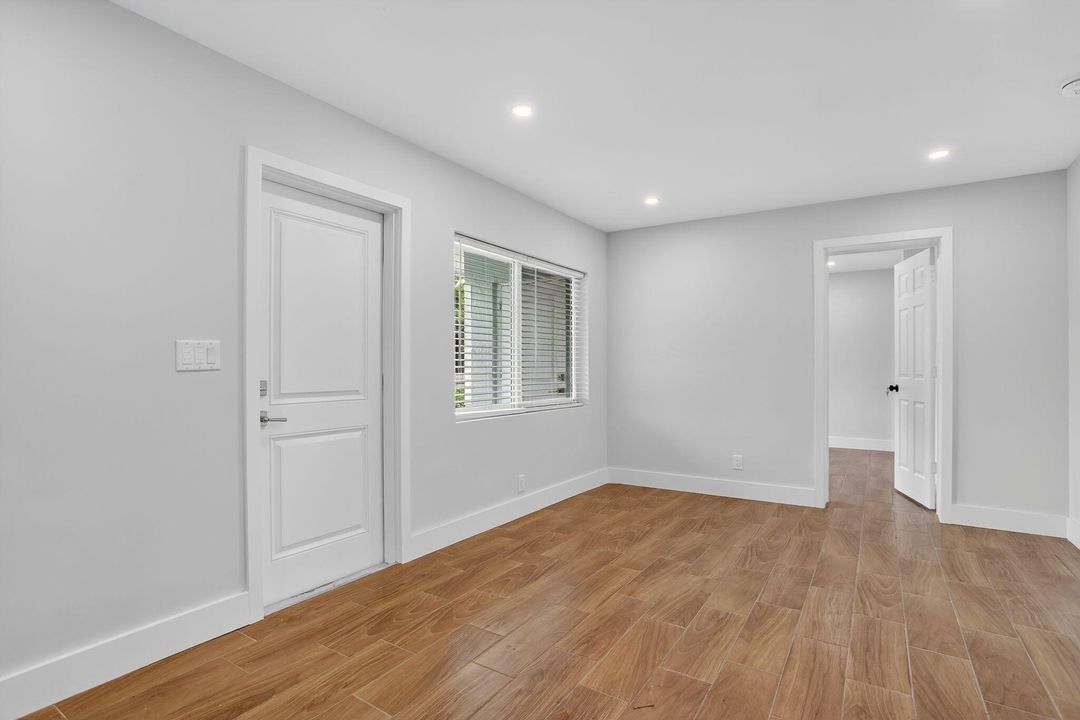 Active With Contract: $1,800 (1 beds, 1 baths, 500 Square Feet)