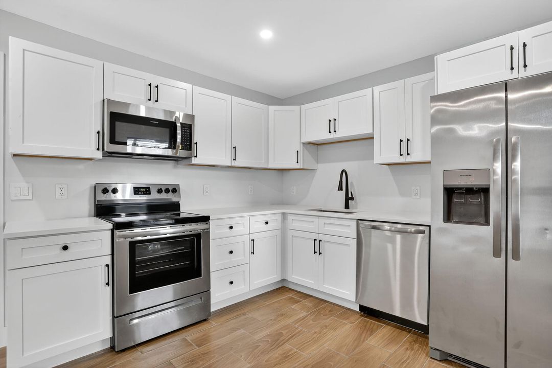 Active With Contract: $1,800 (1 beds, 1 baths, 500 Square Feet)