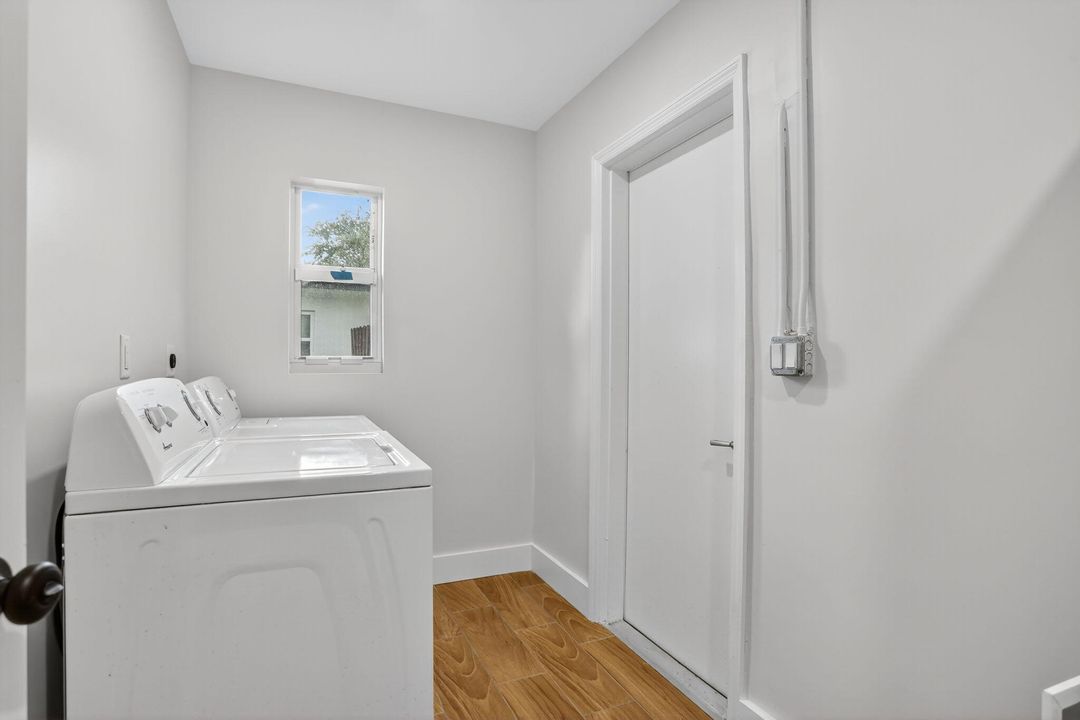 Active With Contract: $1,800 (1 beds, 1 baths, 500 Square Feet)