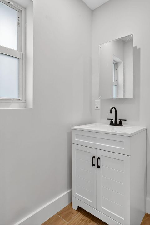 Active With Contract: $1,800 (1 beds, 1 baths, 500 Square Feet)