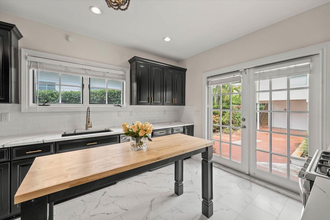 В аренду: $21,900 (5 спален, 3 ванн, 2782 Квадратных фут)