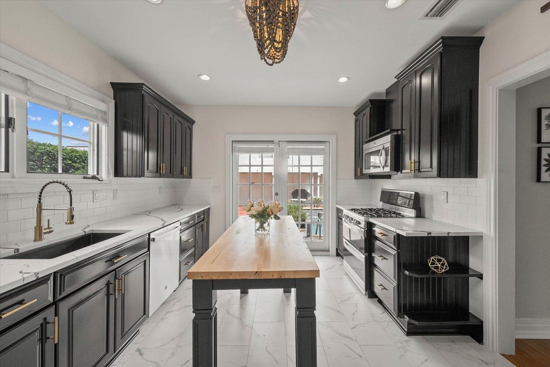 В аренду: $21,900 (5 спален, 3 ванн, 2782 Квадратных фут)