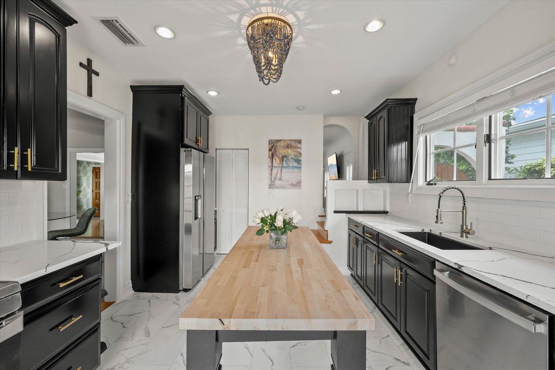 В аренду: $21,900 (5 спален, 3 ванн, 2782 Квадратных фут)