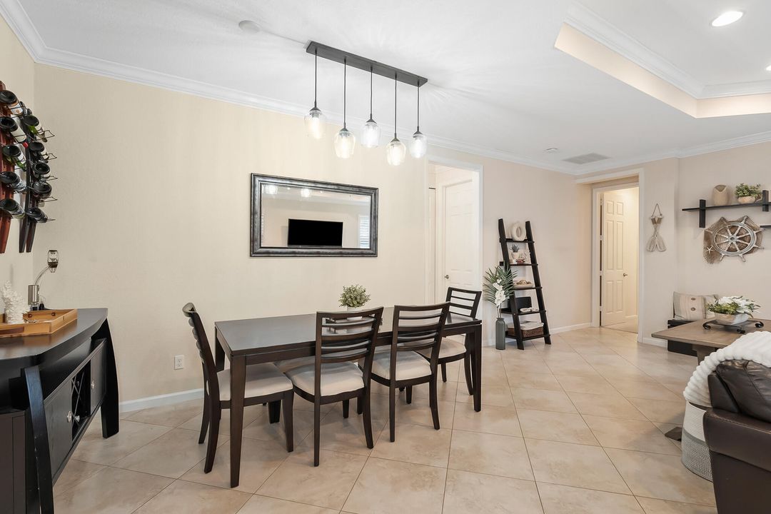 Под контрактом: $499,900 (3 спален, 2 ванн, 1774 Квадратных фут)