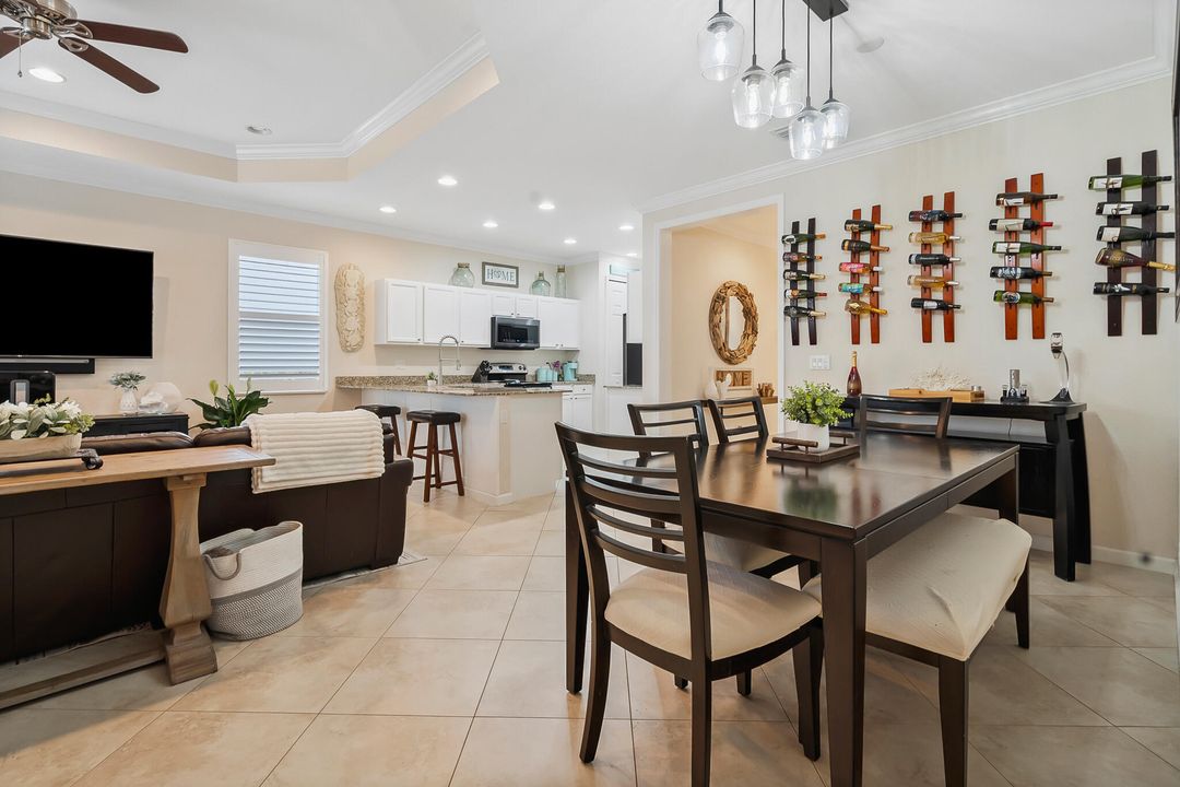 Под контрактом: $499,900 (3 спален, 2 ванн, 1774 Квадратных фут)