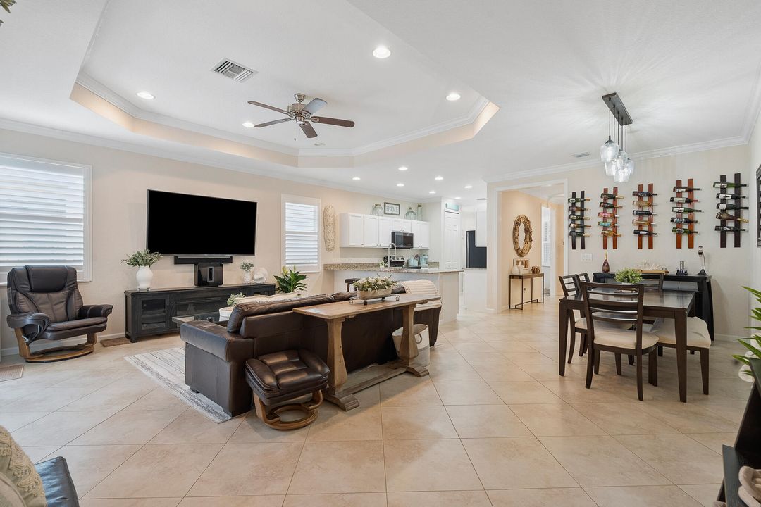 Под контрактом: $499,900 (3 спален, 2 ванн, 1774 Квадратных фут)