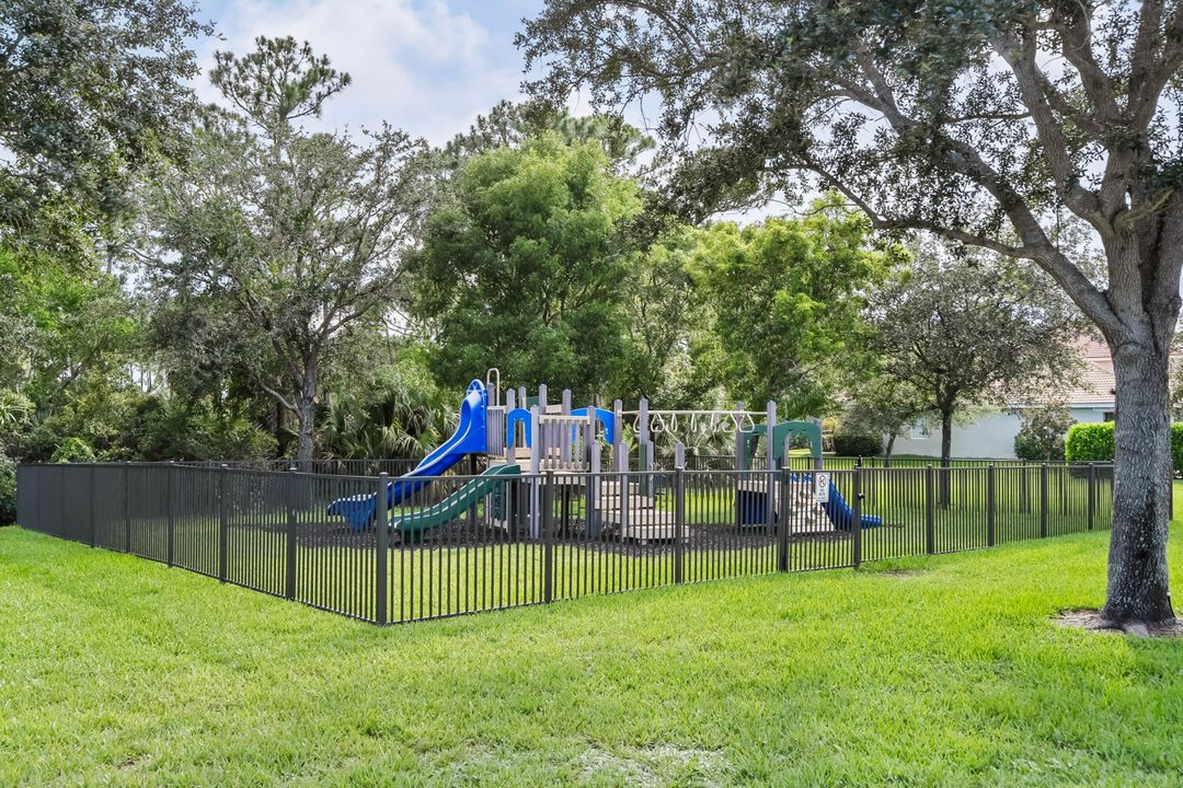 Под контрактом: $499,900 (3 спален, 2 ванн, 1774 Квадратных фут)