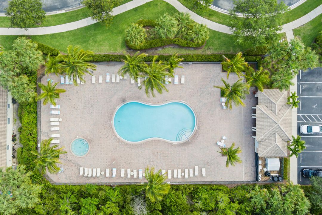 Под контрактом: $499,900 (3 спален, 2 ванн, 1774 Квадратных фут)