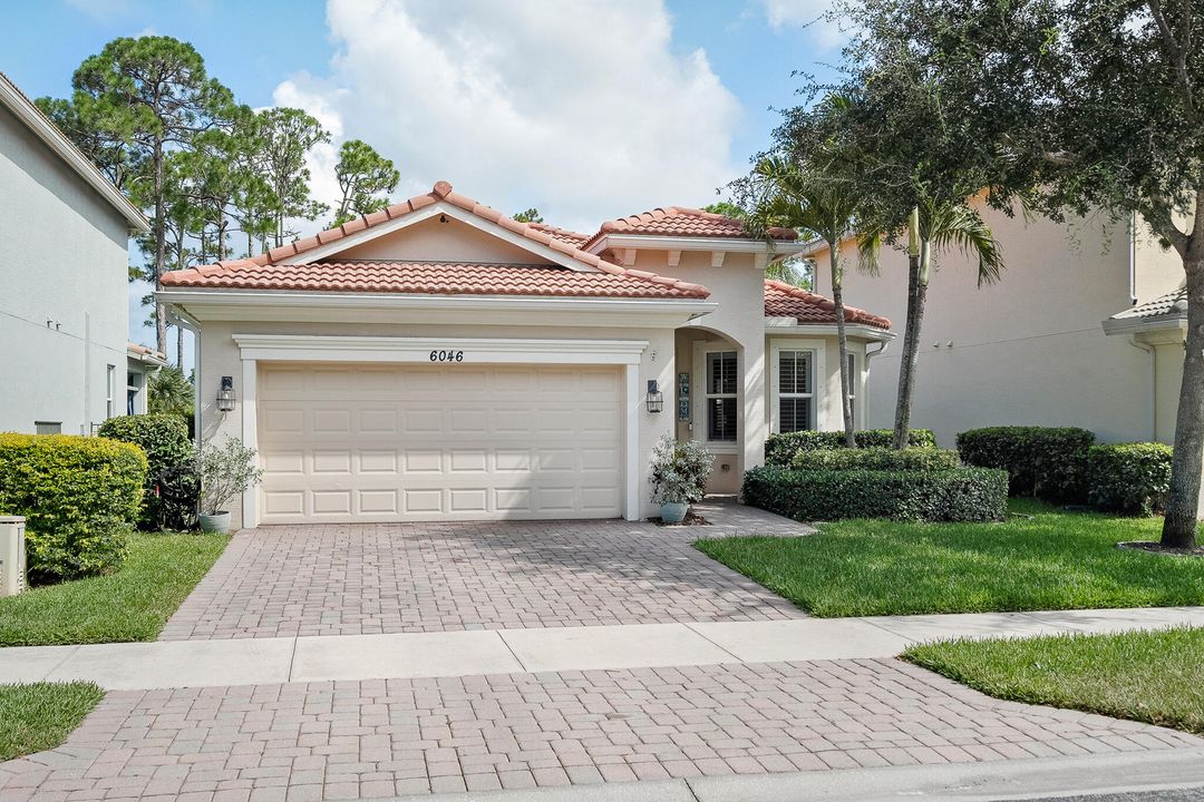 Под контрактом: $499,900 (3 спален, 2 ванн, 1774 Квадратных фут)