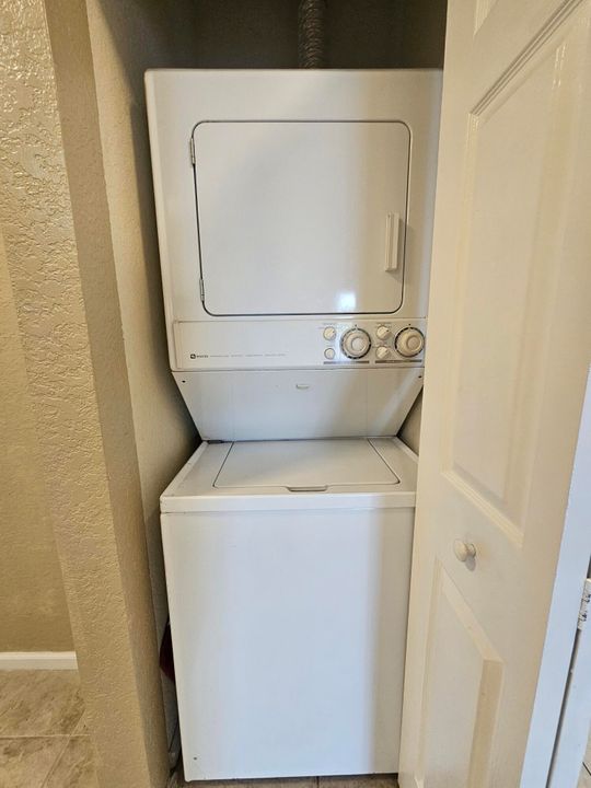 Activo con contrato: $2,000 (3 camas, 2 baños, 999 Pies cuadrados)