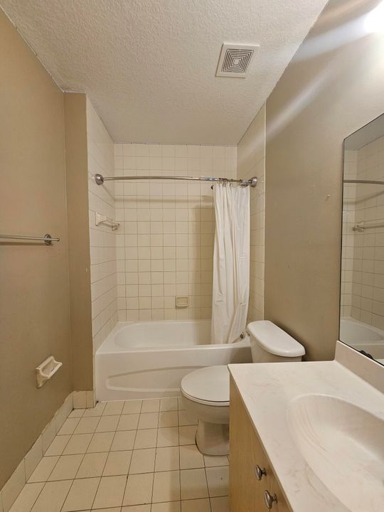 Activo con contrato: $2,000 (3 camas, 2 baños, 999 Pies cuadrados)