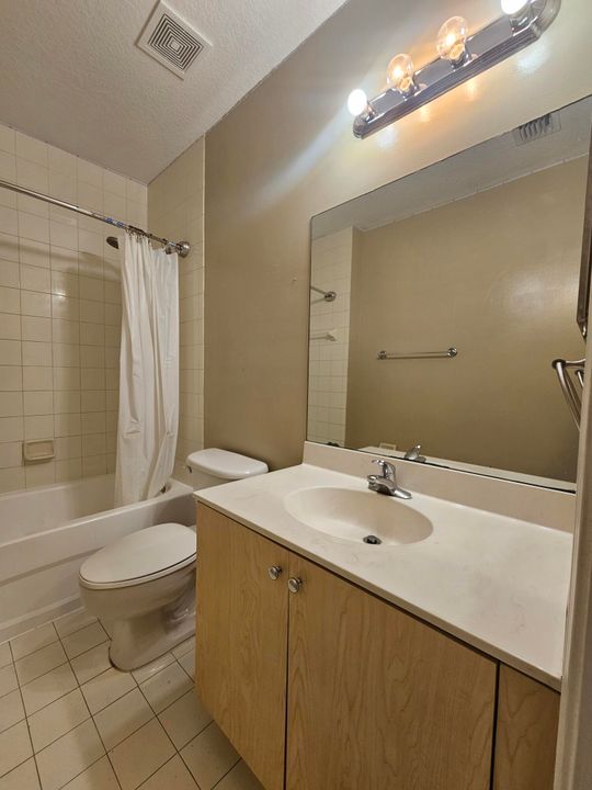 Activo con contrato: $2,000 (3 camas, 2 baños, 999 Pies cuadrados)