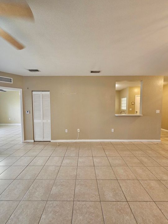 Activo con contrato: $2,000 (3 camas, 2 baños, 999 Pies cuadrados)