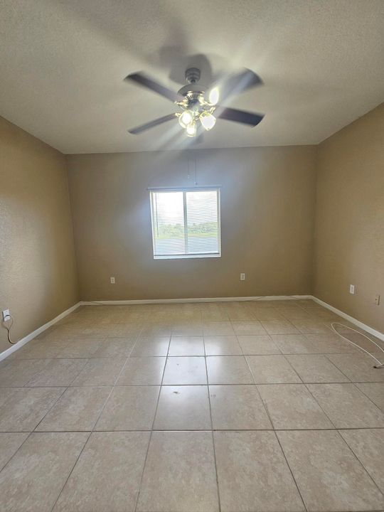 Activo con contrato: $2,000 (3 camas, 2 baños, 999 Pies cuadrados)