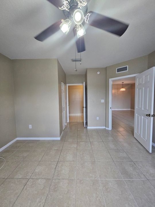 Activo con contrato: $2,000 (3 camas, 2 baños, 999 Pies cuadrados)