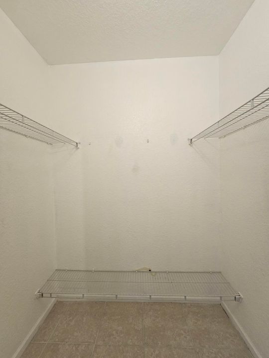 Activo con contrato: $2,000 (3 camas, 2 baños, 999 Pies cuadrados)