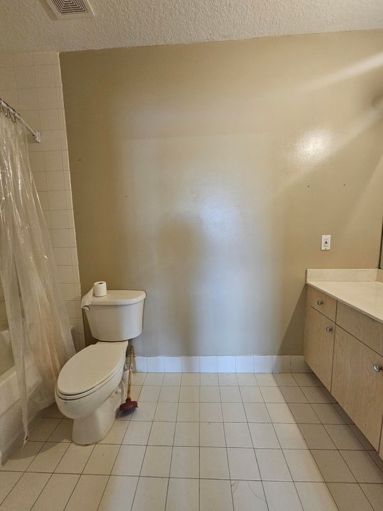 Activo con contrato: $2,000 (3 camas, 2 baños, 999 Pies cuadrados)