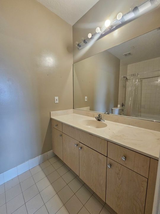 Activo con contrato: $2,000 (3 camas, 2 baños, 999 Pies cuadrados)