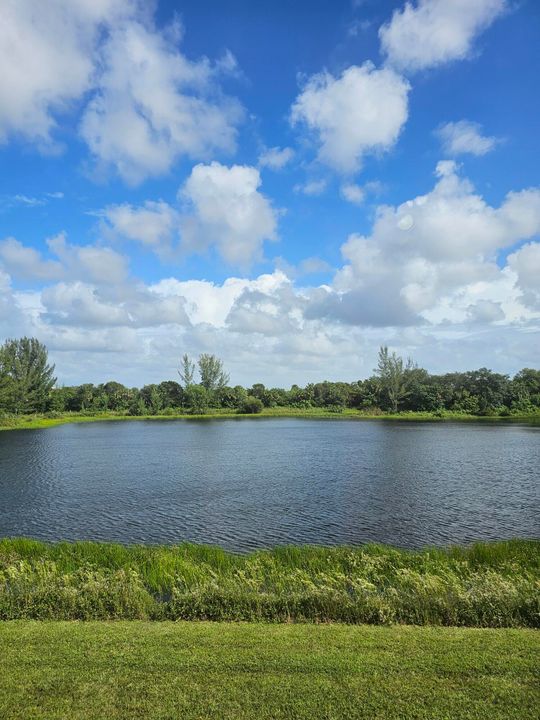 Activo con contrato: $2,000 (3 camas, 2 baños, 999 Pies cuadrados)