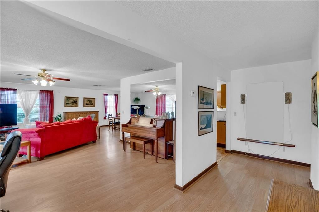 Activo con contrato: $340,000 (3 camas, 2 baños, 1753 Pies cuadrados)