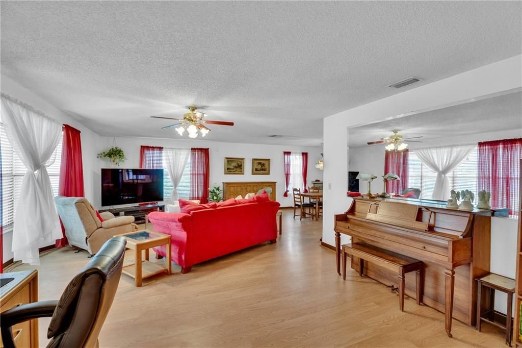 Activo con contrato: $340,000 (3 camas, 2 baños, 1753 Pies cuadrados)