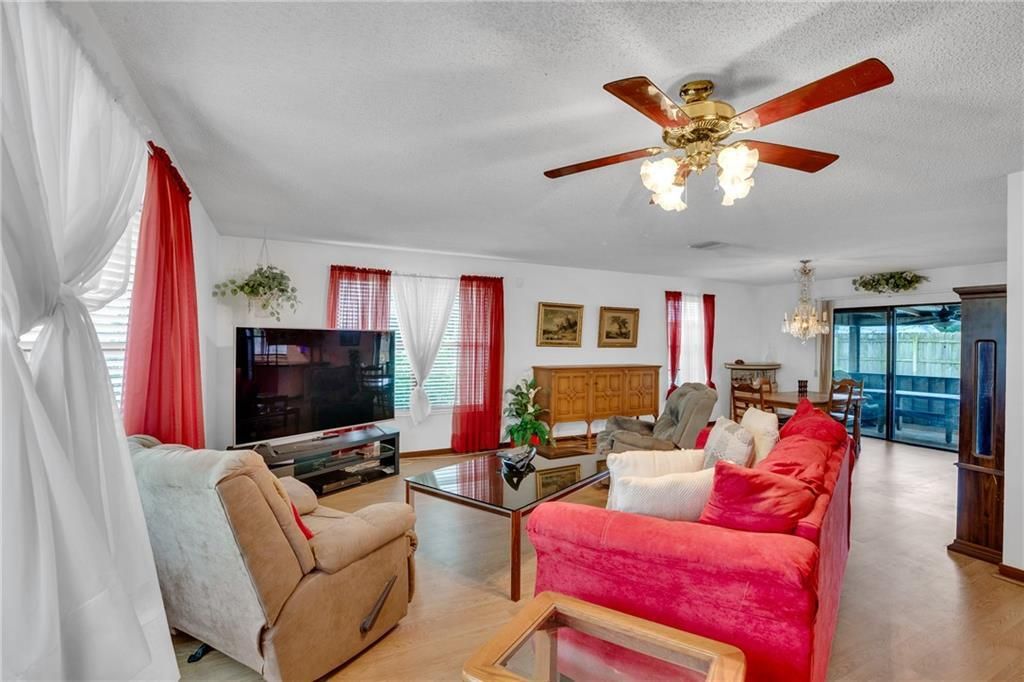 Activo con contrato: $340,000 (3 camas, 2 baños, 1753 Pies cuadrados)