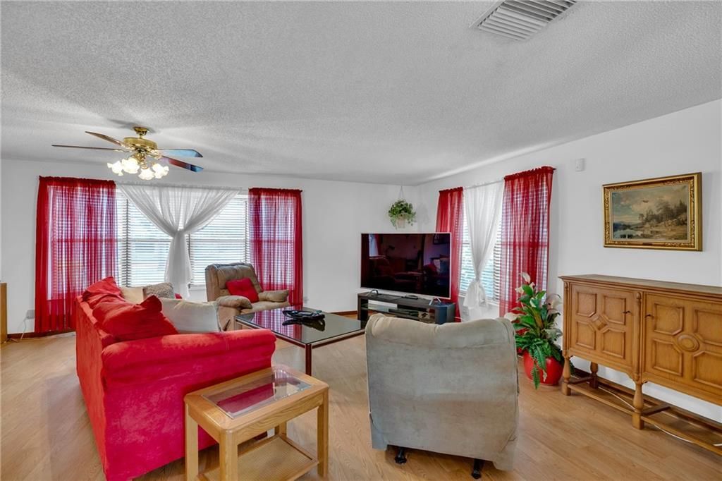 Activo con contrato: $340,000 (3 camas, 2 baños, 1753 Pies cuadrados)