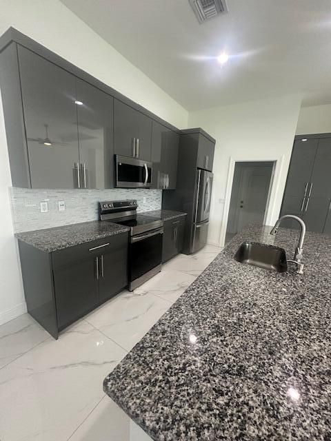 出租: $3,300 (4 贝兹, 3 浴室, 2236 平方英尺)