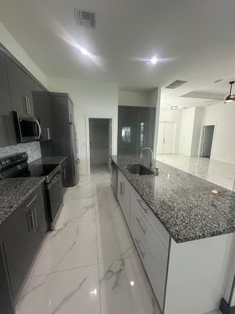 出租: $3,300 (4 贝兹, 3 浴室, 2236 平方英尺)