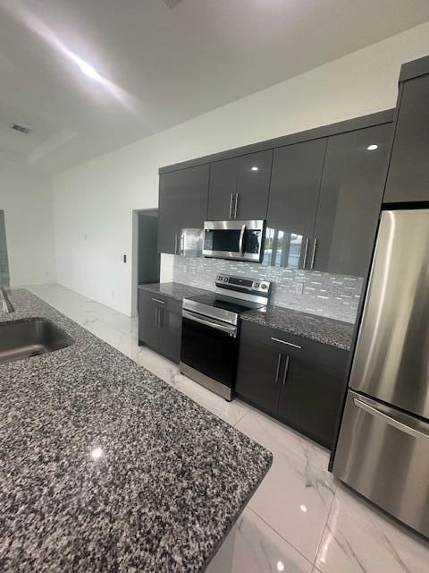 出租: $3,300 (4 贝兹, 3 浴室, 2236 平方英尺)