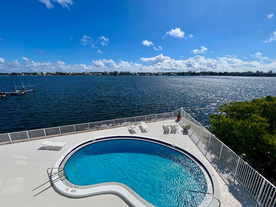 For Sale: $287,500 (1 beds, 1 baths, 702 Square Feet)