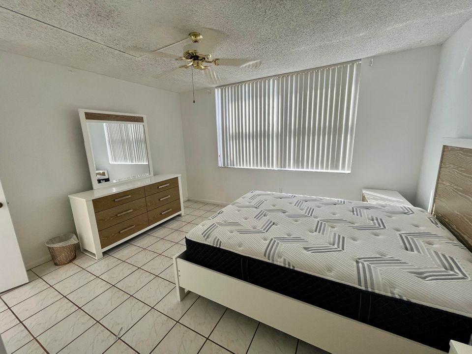 For Sale: $287,500 (1 beds, 1 baths, 702 Square Feet)