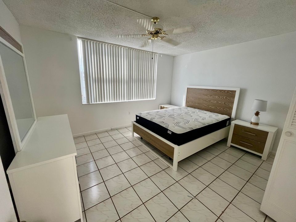 For Sale: $287,500 (1 beds, 1 baths, 702 Square Feet)