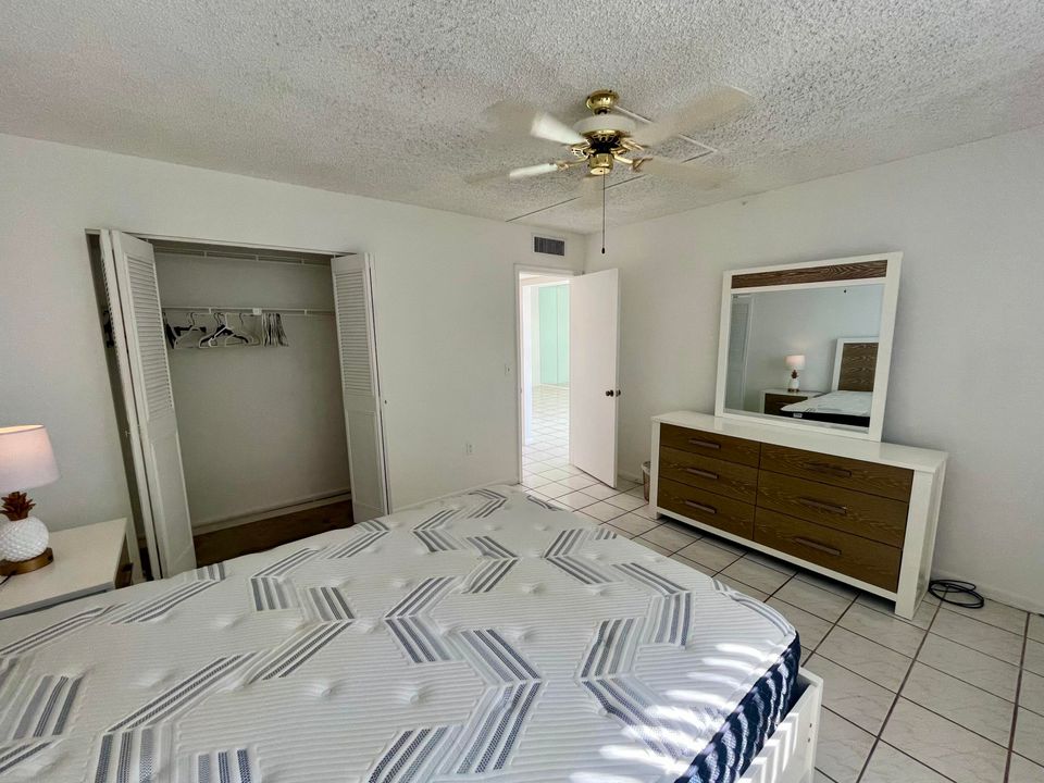 For Sale: $287,500 (1 beds, 1 baths, 702 Square Feet)