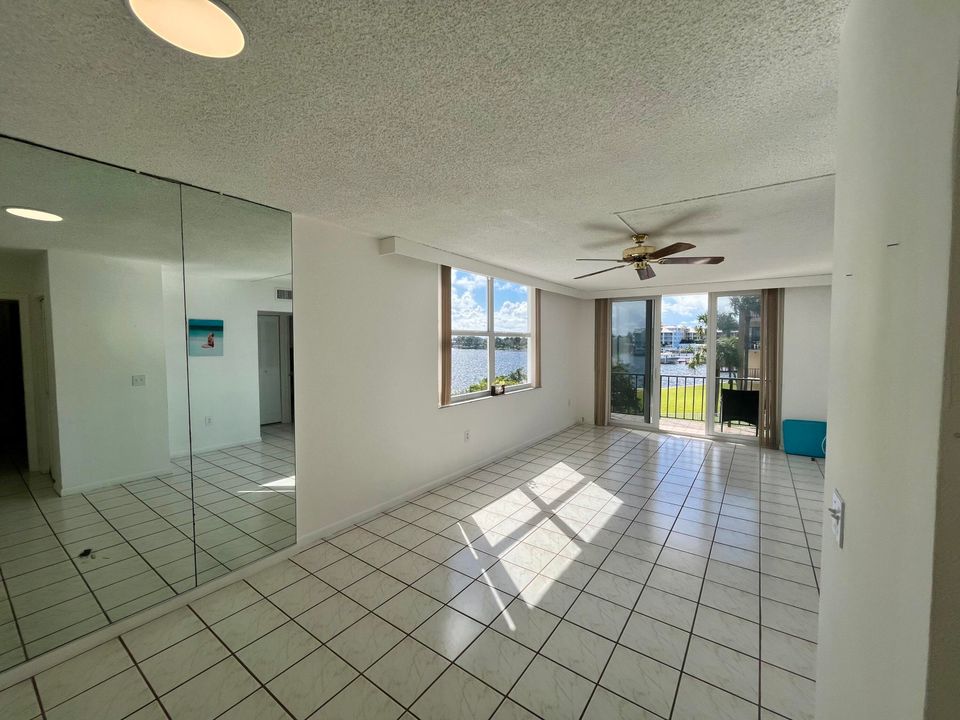 For Sale: $287,500 (1 beds, 1 baths, 702 Square Feet)