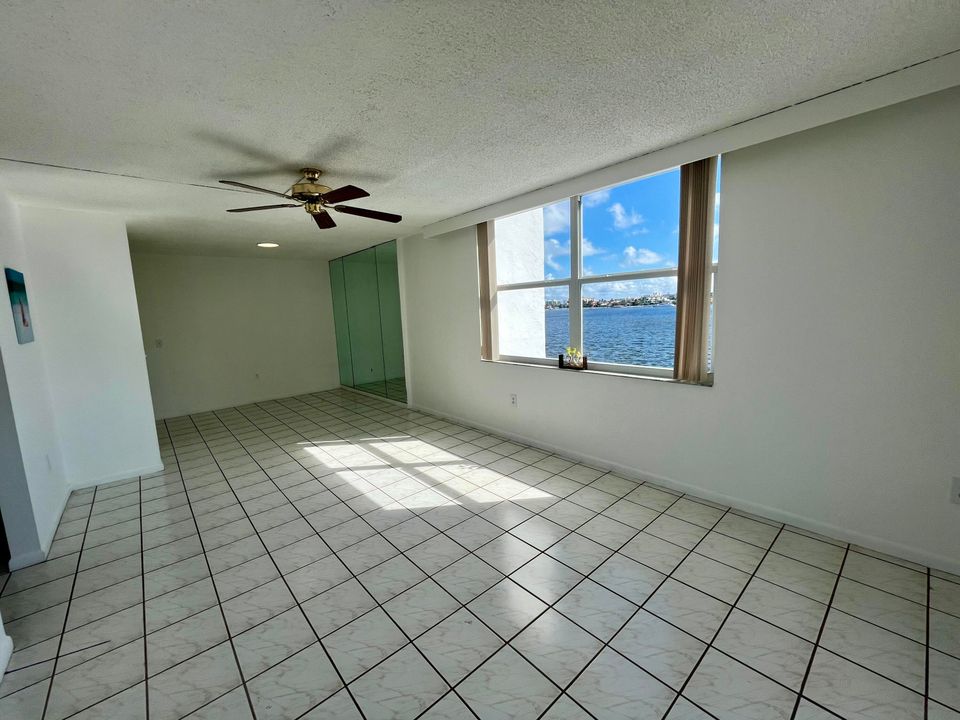 For Sale: $287,500 (1 beds, 1 baths, 702 Square Feet)