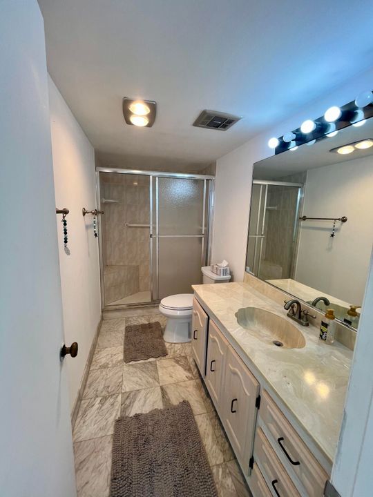 For Sale: $287,500 (1 beds, 1 baths, 702 Square Feet)